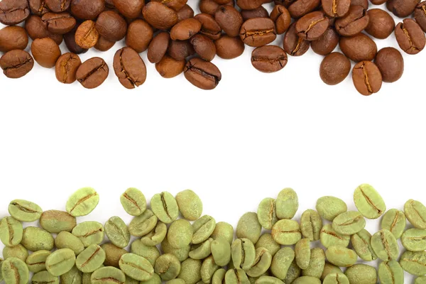 白い背景に分離された緑と茶色のコーヒー豆をクローズ アップ。平面図です。フラットを置く — ストック写真