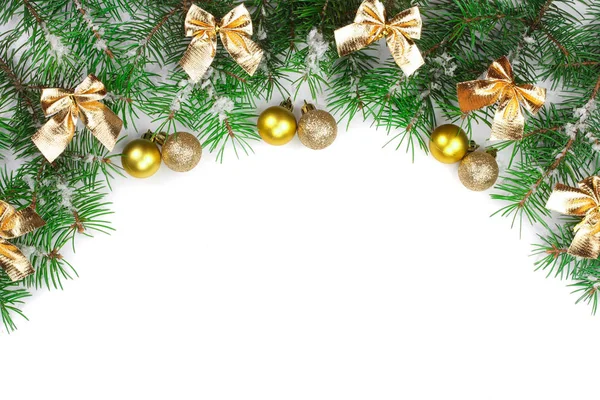 Marco de Navidad de rama de abeto con arcos dorados y bolas aisladas sobre fondo blanco con espacio de copia para su texto — Foto de Stock