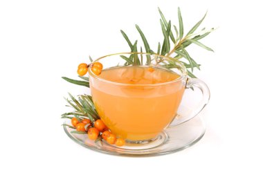 Deniz cehri çay bir bardak beyaz bir arka plan üzerinde izole çilek ile