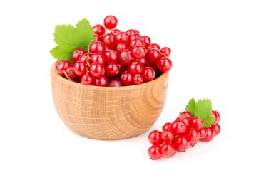 Frenk üzümü çilek beyaz arka plan üzerinde izole yaprak bir ahşap kase