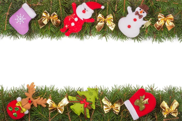 Moldura de Natal feita de ramos de abeto decorados com arcos dourados Boneco de neve e Papai Noel isolado no fundo branco — Fotografia de Stock