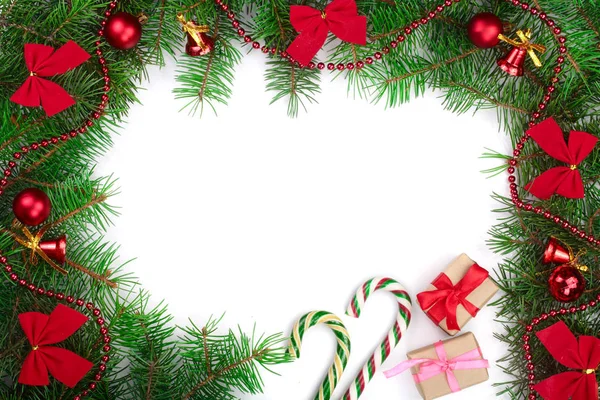 Boże Narodzenie rama ozdobiona czerwone łuki i kulki na białym tle na białym tle z miejsca kopiowania tekstu. Widok z góry — Zdjęcie stockowe