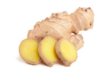 taze zencefil kökü ve beyaz arka plan üzerinde izole dilim