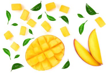Mango meyve beyaz arka plan yakın çekim izole yaprakları ile dekore edilmiştir. Üstten Görünüm. Düz yatıyordu