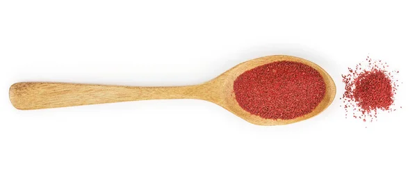 Polvere di spezie di sommacco macinato in cucchiaio di legno isolato su fondo bianco. Vista dall'alto. Posa piatta — Foto Stock