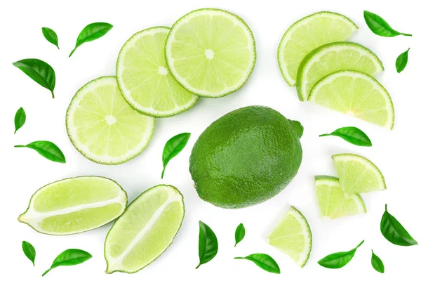 Beyaz arka plan üzerinde izole yaprakları ile dilimlenmiş limon. Üstten görünüm. Düz yatıyordu desen