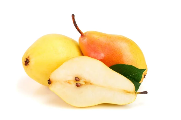 Poire jaune rouge mûre avec des feuilles de fruits isolées sur fond blanc — Photo