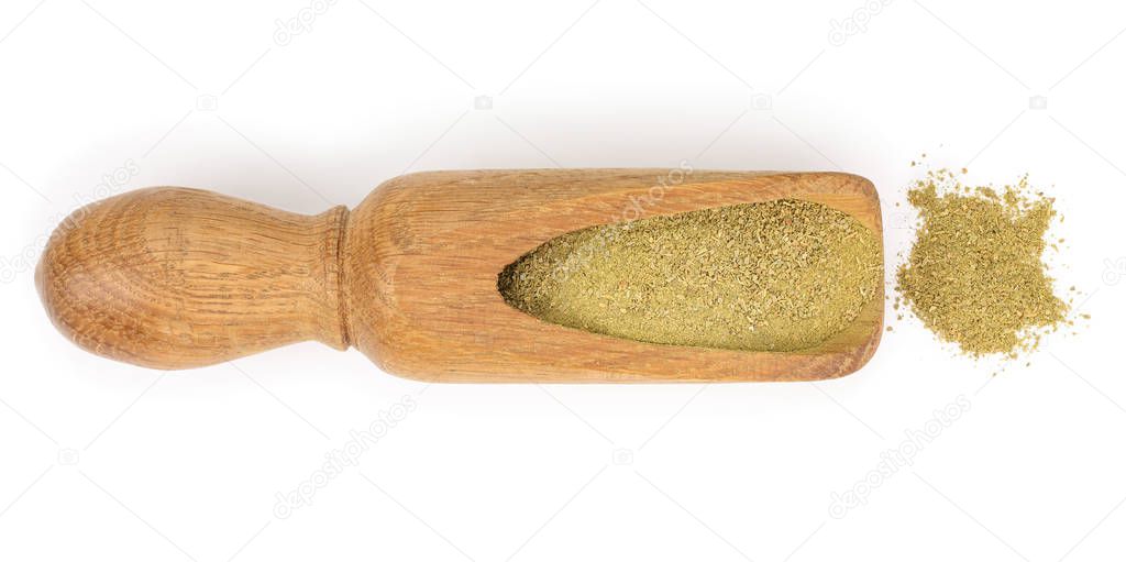 hojas de laurel trituradas en cuchara de madera aislada sobre fondo blanco. Vista superior