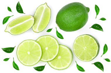 Beyaz arka plan üzerinde izole yaprakları ile dilimlenmiş limon. Üstten görünüm. Düz yatıyordu desen