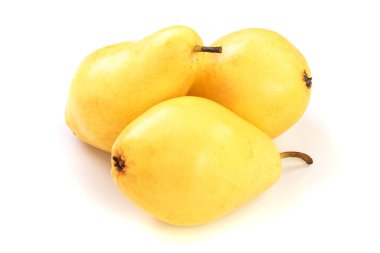 Beyaz arka plan üzerinde izole üç olgun sarı armut meyve.