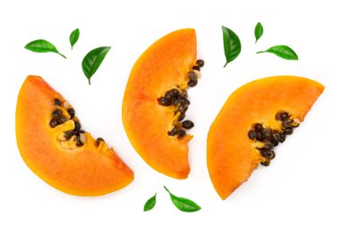 beyaz bir arka plan üzerinde izole olgun dilim papaya. Üstten görünüm. Düz yatıyordu