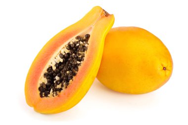 beyaz bir arka plan üzerinde izole olgun kesme papaya