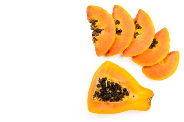 metniniz için kopya alanı ile beyaz bir arka plan üzerinde izole olgun dilim papaya. Üstten görünüm. Düz yatıyordu