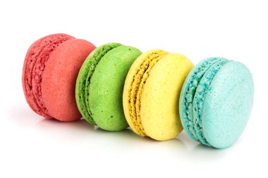 Beyaz arka plan closeup izole dört macaroons