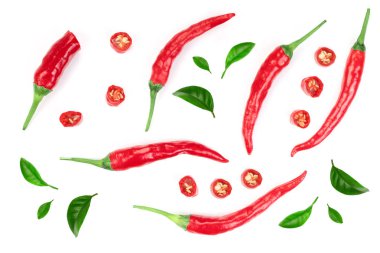 Beyaz arka plan üzerinde izole kırmızı sıcak biber biber dilimlenmiş. Üstten görünüm. Düz yatıyordu desen