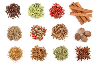 beyaz bir arka plan üzerinde izole baharat karışımı. Üstten görünüm. Düz yatıyordu. Küme veya koleksiyonu