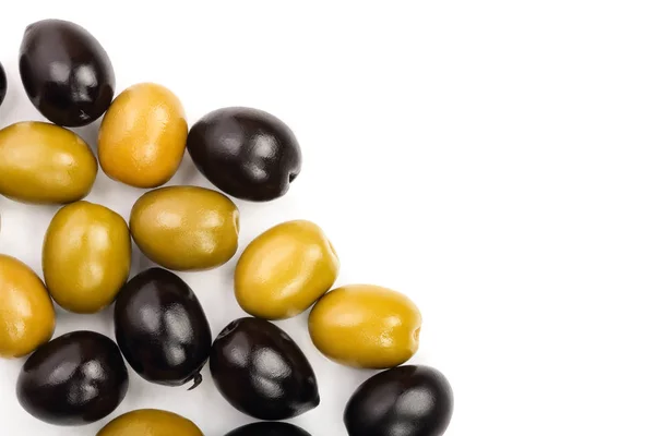 Groene en zwarte olijven, geïsoleerd op een witte achtergrond met kopie ruimte voor uw tekst. Bovenaanzicht. Plat leggen — Stockfoto