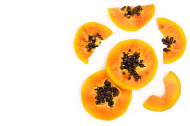 metniniz için kopya alanı ile beyaz bir arka plan üzerinde izole olgun dilim papaya. Üstten görünüm. Düz yatıyordu