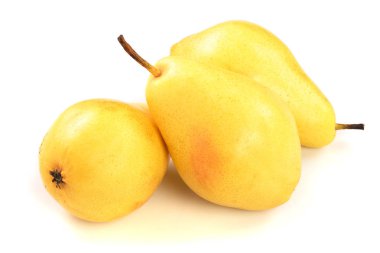 Beyaz arka plan üzerinde izole üç olgun sarı armut meyve.