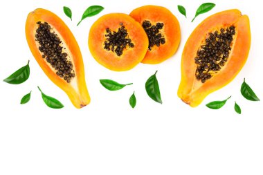 metniniz için kopya alanı ile beyaz bir arka plan üzerinde izole olgun dilim papaya. Üstten görünüm. Düz yatıyordu