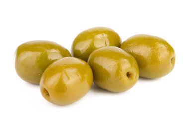 Beyaz arkaplanda izole edilmiş yeşil zeytin