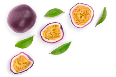 kopya alanı metniniz için beyaz zemin üzerine izole yaprakları ile tutku meyve. İzole maracuya. Üstten görünüm. Düz yatıyordu