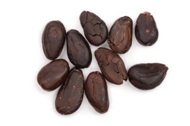 Beyaz arka plan üzerinde yakın çekim yukarıdan izole soyulmuş kakao çekirdekleri