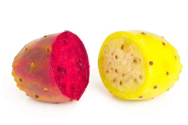 Mitad de pera espinosa o opuntia amarilla y roja aislada sobre un fondo blanco — Foto de Stock