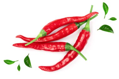 red hot chili peppers beyaz arka plan üzerinde izole yeşil yaprakları ile dekore edilmiştir. Üstten görünüm. Düz yatıyordu desen