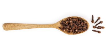tahta kaşık beyaz arka plan üzerinde izole baharat karanfil kuru. Üstten görünüm. Düz yatıyordu