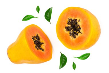 beyaz bir arka plan üzerinde izole olgun papaya yarısı. Üstten görünüm. Düz yatıyordu