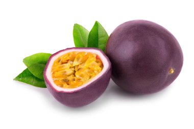 Tüm tutku meyve ve beyaz arka plan üzerinde izole yaprakları ile bir buçuk. İzole maracuya