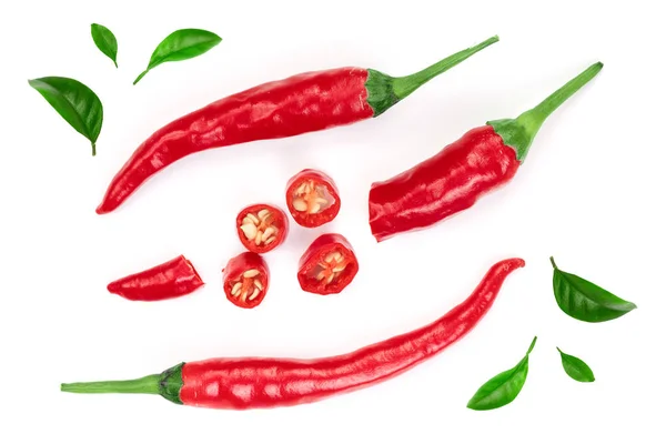 Plátky červené hot chili pepper zdobené zelenými listy izolované na bílém pozadí. Pohled shora. Plochá laických vzor — Stock fotografie