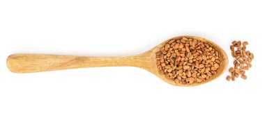 Tahta kaşık beyaz arka plan üzerinde üstten görünüm izole Çemen otu tohumu