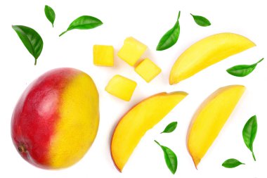 Mango meyve beyaz arka plan yakın çekim izole yaprakları ile dekore edilmiştir. Üstten Görünüm. Düz yatıyordu