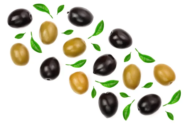 Зеленые и черные оливки выделены на белом фоне с копировальным пространством для текста. Вид сверху. Плоский лежал — стоковое фото