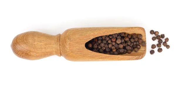 Pimienta negra en una cucharada de madera aislada sobre fondo blanco. Vista superior —  Fotos de Stock