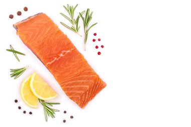limon ve biberiye izole kopya alanı metniniz için beyaz zemin üzerine kırmızı balık somon fileto. Üstten görünüm. Düz yatıyordu