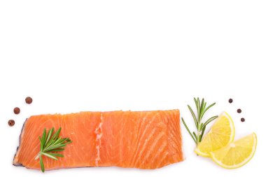 limon ve biberiye izole kopya alanı metniniz için beyaz zemin üzerine kırmızı balık somon fileto. Üstten görünüm. Düz yatıyordu
