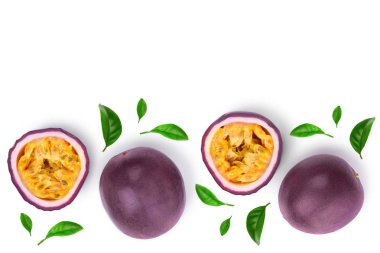 İki tüm tutku meyve ve kopya alanı metniniz için beyaz zemin üzerine izole yarım. İzole maracuya. Üstten görünüm. Düz yatıyordu