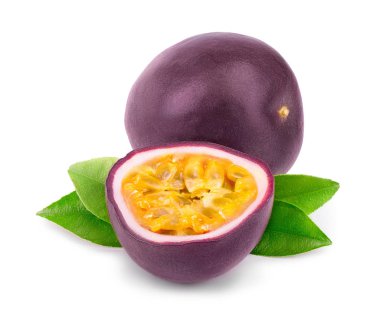 Tüm tutku meyve ve beyaz arka plan üzerinde izole yaprakları ile bir buçuk. İzole maracuya