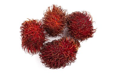 Beyaz arka plan üzerinde izole rambutan. Tropikal meyve. Nephelium lappaceum. Üstten görünüm. Düz yatıyordu