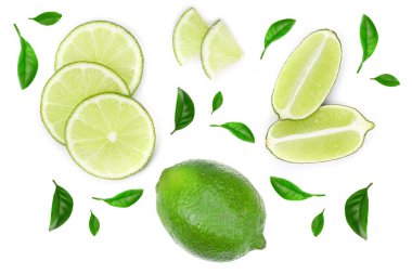 Beyaz arka plan üzerinde izole yaprakları ile dilimlenmiş limon. Üstten görünüm. Düz yatıyordu desen