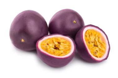 İki tüm tutku meyve ve beyaz arka plan üzerinde izole yarım. İzole maracuya