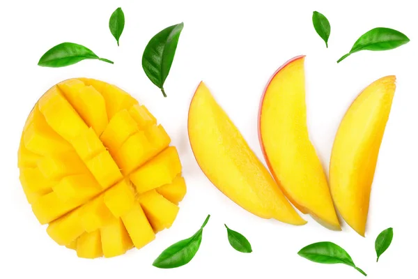 Fruta de mango y rebanadas aisladas sobre fondo blanco de cerca. Vista superior. Puesta plana —  Fotos de Stock