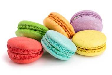 Beyaz arkaplanda izole edilmiş renkli badem kurabiyeleri