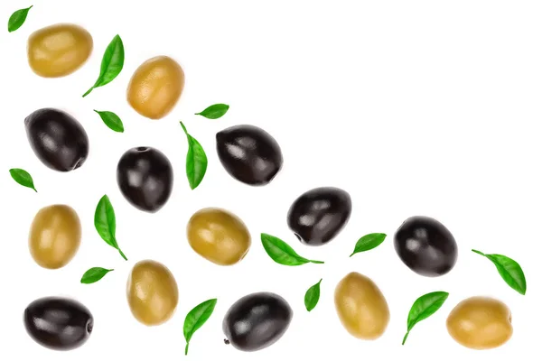 Grüne und schwarze Oliven isoliert auf weißem Hintergrund mit Kopierraum für Ihren Text. Ansicht von oben. flache Lage — Stockfoto
