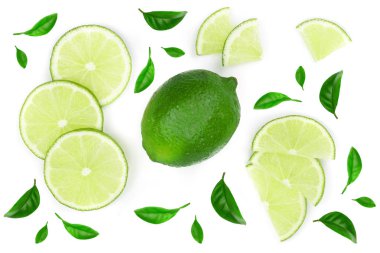 Beyaz arka plan üzerinde izole yaprakları ile dilimlenmiş limon. Üstten görünüm. Düz yatıyordu desen