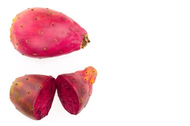 Kırmızı inciri veya kopya alanı metniniz için beyaz bir zemin üzerine izole opuntia. Üstten görünüm. Düz yatıyordu