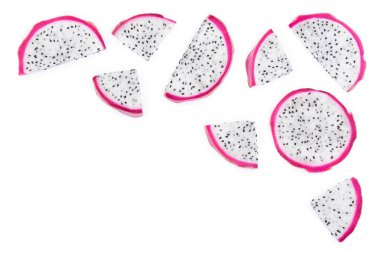 Dragon meyve, Pitaya ya da kopya alanı metniniz için beyaz zemin üzerine izole Pitahaya parçası. Üstten görünüm. Düz yatıyordu
